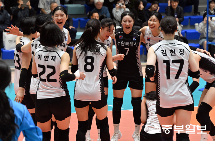 22일 오후 부산교육청학생교육문화회관에서 열린 제106회 전국체육대회 배구 여자일반부 결승 경기에서 수원시청 선수들이 포항시체육회를 상대로 스코어 3-0으로 승리한 뒤 금메달을 차지하고 세레모니를 하고 있다. 부산=김경민기자