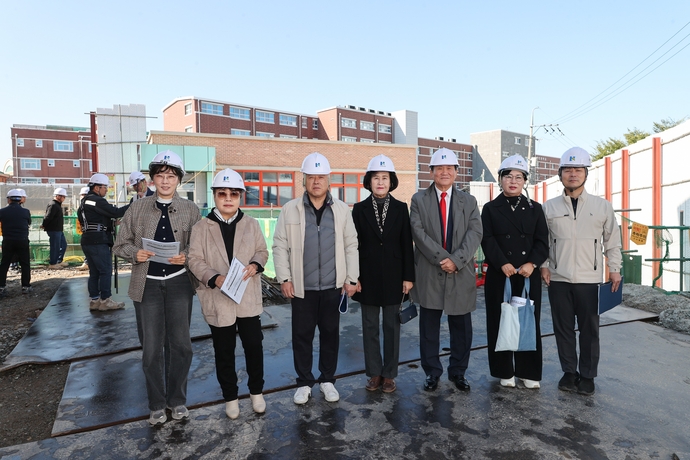 인천 동구의회 의원들이 22일 오는 11월 행정사무감사에 대비해 구내 사업 현장을 방문, 기념 촬영을 하고 있다. 사진=동구의회