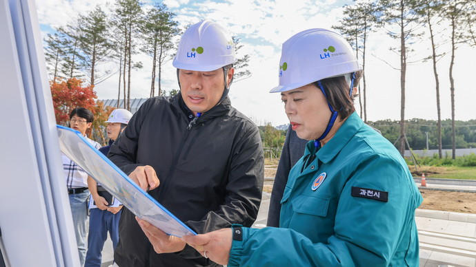 신계용 과천시장이 지식정보타운 내 공원과 하천 조성 공사 현장을 점검하고 있다. 사진=과천시