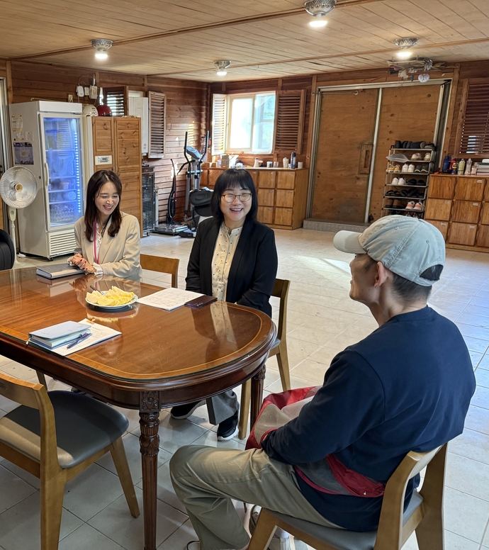 양평 관내 폐교를 방문한 여미경 양평교육장(사진 가운데)이 폐교 관리방안에 대해 관계자와 대화를 나누고 있다.