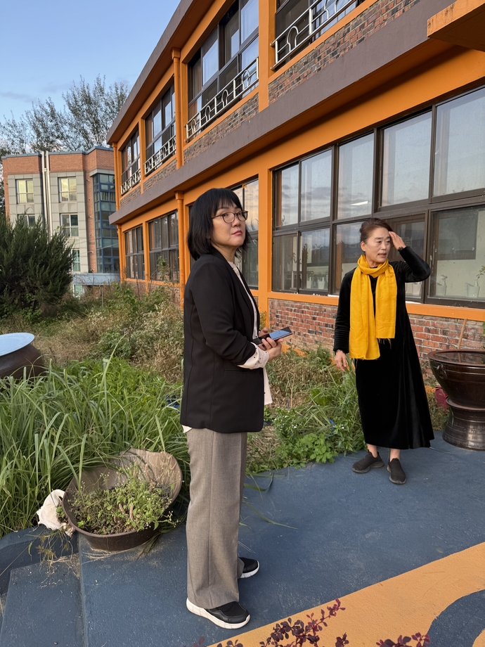 양평 관내 폐교를 방문한 여미경 교육장이 폐교 관리실태를 살표보고 있다.