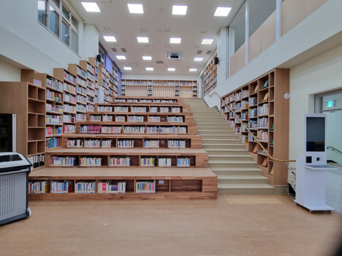 지난해 경기형 공간재구조화 사업 우수사례로 선정된 노진초등학교의 도서관(아고라 광장). 사진=경기도교육청