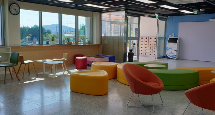 지난해 경기형 공간재구조화 사업 우수사례로 선정된 청룡초등학교의 스마트 광장. 사진=경기도교육청