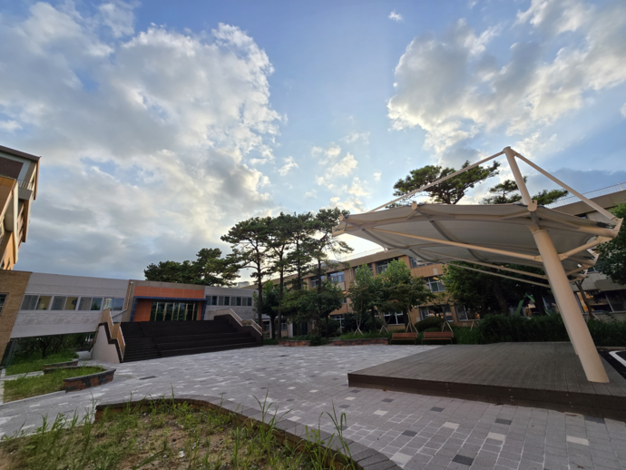 지난해 경기형 공간재구조화 사업 우수사례로 선정된 경기물류고등학교의 옥외 광장. 사진=경기도교육청