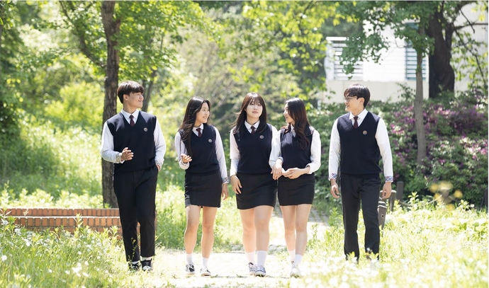 용인바이오고등학교 학생들. 사진=용인바이오고등학교 브로슈어 갈무리
