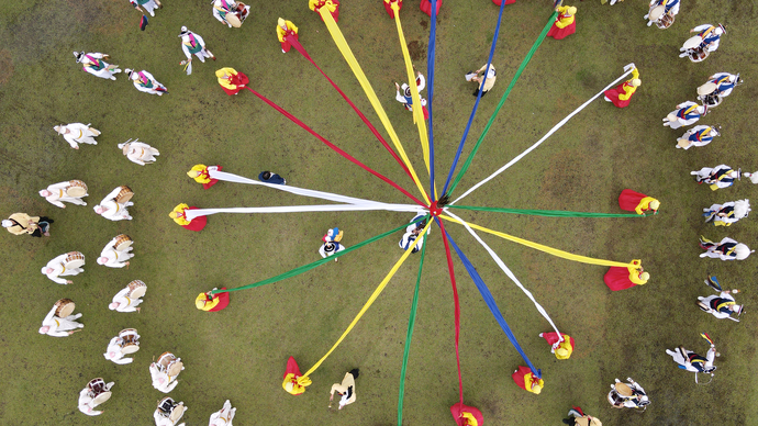 제13회 연수 능허대 문화축제를 맞아 중부일보가 주최한 사진 공모전(연수구민화합대제전)에서 대상을 차지한 이재민 씨의 ‘대화합 단심줄놀이’.  축제 하이라이트인 백제사신 퍼레이드와 함께 펼쳐진 단심줄놀이 현장을 드론 카메라를 통해 아름답고 스케일 크게 담아냈다는 평가를 받았다.