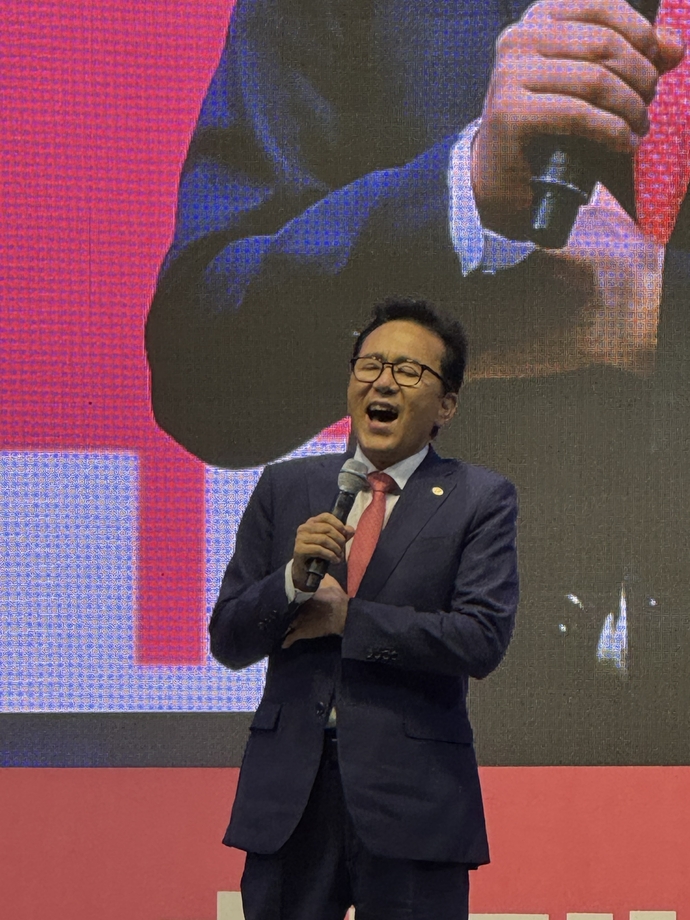 우수상을 차지한 박수영 씨의 ‘열창 중인 연수구청장님’.