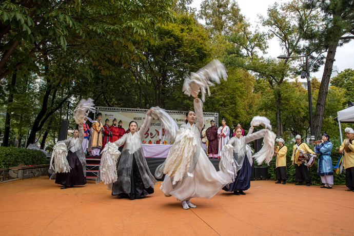 우수상을 차지한 이교흥 씨의 ‘백제사신 만찬연’.
