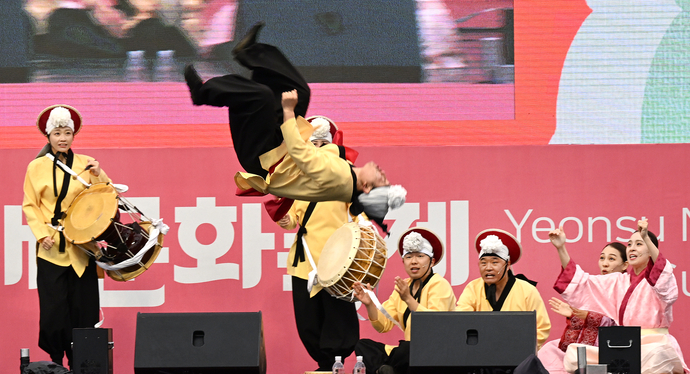 우수상을 차지한 정찬영 씨의 ‘풍물패의 공중제비’.