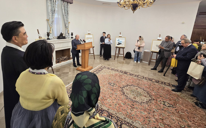 한국-이란 수교 63주년 기념 캘리그라피 특별전이 23일 주이란대한민국대사관 관저에서 김준표 대사, 김종오 참사관, 유현덕 한국캘리그라피협회장, 이란 관계자 등 400여 명이 참석한 가운데 열리고 있다. 사진=한국캘리그라피협회 제공