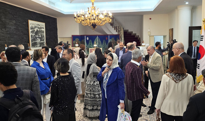 한국캘리그라피협회와 이란캘리그라피작가협의회의 캘리그라피 특별전에 많은 현지 관계자와 언론들이 몰려 성황을 이루고 있다. 사진=한국캘리그라피협회 제공