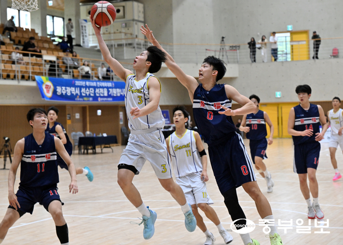 23일 오후 부산시 금정구 부산외국어대학교 체육관에서 열린 제106회 전국체육대회 농구 남자18세이하부 결승 경기에서 삼일고등학교 최영상 선수가 2점 슛을 시도하고 있다. 부산=김경민기자