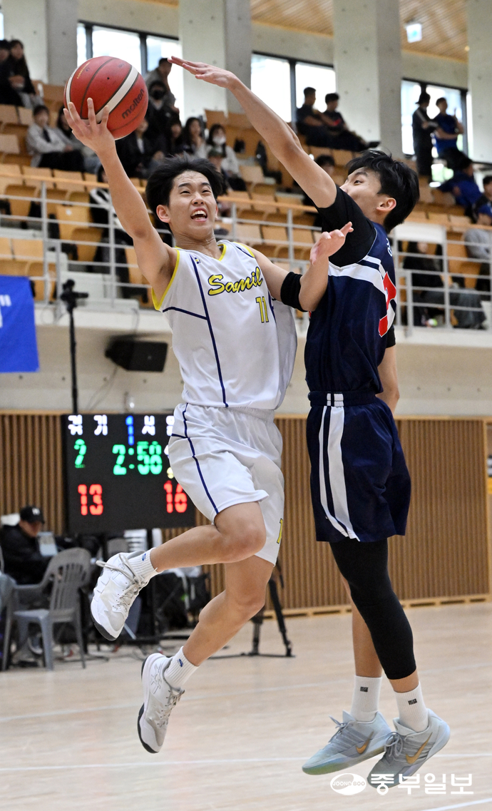 23일 오후 부산시 금정구 부산외국어대학교 체육관에서 열린 제106회 전국체육대회 농구 남자18세이하부 결승 경기에서 삼일고등학교 양우혁 선수가 2점 슛을 시도하고 있다. 부산=김경민기자