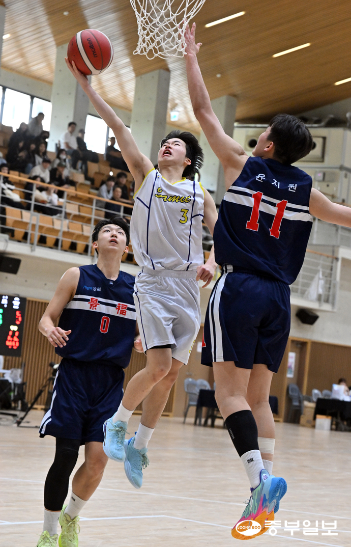 23일 오후 부산시 금정구 부산외국어대학교 체육관에서 열린 제106회 전국체육대회 농구 남자18세이하부 결승 경기에서 삼일고등학교 최영상 선수가 2점 슛을 시도하고 있다. 부산=김경민기자