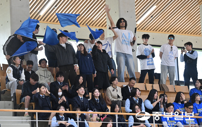 23일 오후 부산시 금정구 부산외국어대학교 체육관에서 열린 제106회 전국체육대회 농구 남자18세이하부 결승 경기에서 전 프로 농구선수인 하승진 선수가 삼일고등학교 선수들을 응원하고 있다. 부산=김경민기자