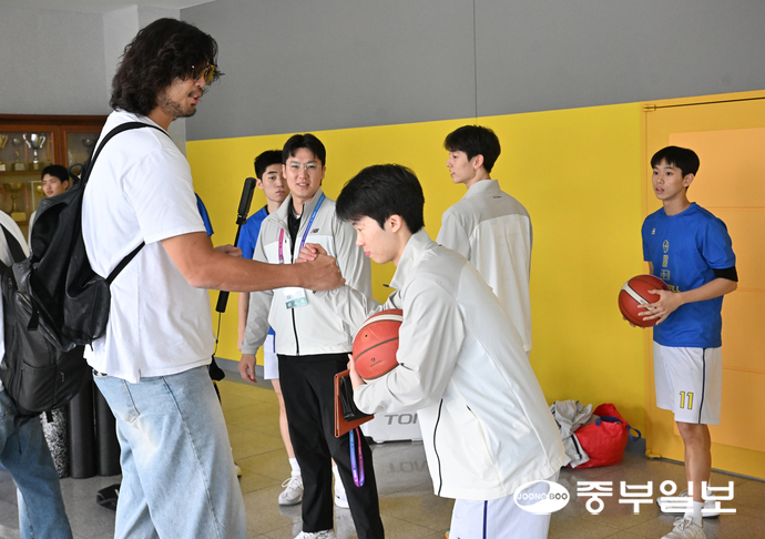 23일 오후 부산시 금정구 부산외국어대학교 체육관에서 열린 제106회 전국체육대회 농구 남자18세이하부 결승 경기에서 전 프로 농구선수인 하승진 선수가 삼일고등학교 선수들을 응원하고 있다. 부산=김경민기자