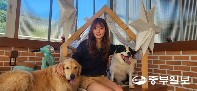 청년농업인인 이서영 빵실이하우스 대표가 반려견 조이(왼쪽), 세모(오른쪽)와 기념촬영을 하고 있다. 신연경기자