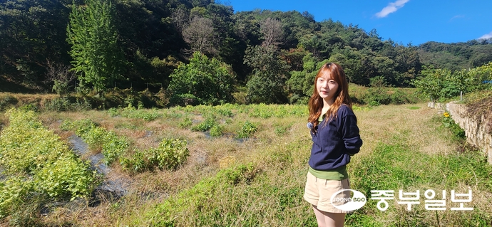 이서영 청년농부가 체험카페 뒷편에 자리한 2천644㎡(약 800평) 규모의 미니 단호박 밭을 소개하고 있다. 신연경기자