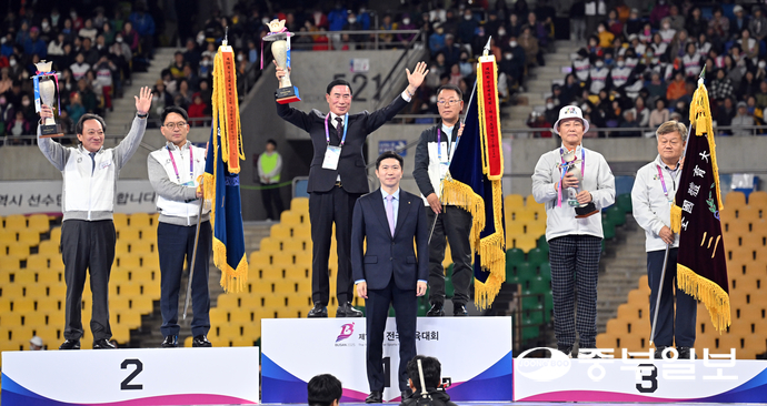 유승민 대한체육회 회장, 이원성 경기도체육회 회장, 김택수 경기도체육회 사무처장이 23일 오후 부산시 아시아드주경기장에서 열린 ‘제106회 전국체육대회’ 폐막식에서 종합우승을 차지한 경기도체육회에 대한 시상을 마치고 기념촬영을 하고 있다. 부산=김경민기자