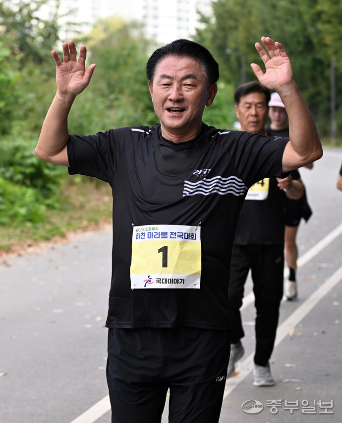 김동근 의정부시장이 25일 의정부에서 열린 ‘2025 의정부시 하천 마라톤 전국대회’에서 결승선을 통과하고 있다. 사진=임채운 기자
