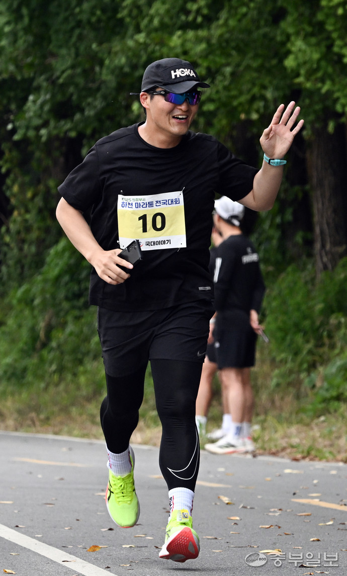 조세일 의정부시의원이 25일 의정부에서 열린 ‘2025 의정부시 하천 마라톤 전국대회’에서 결승선을 통과하고 있다. 사진=임채운 기자