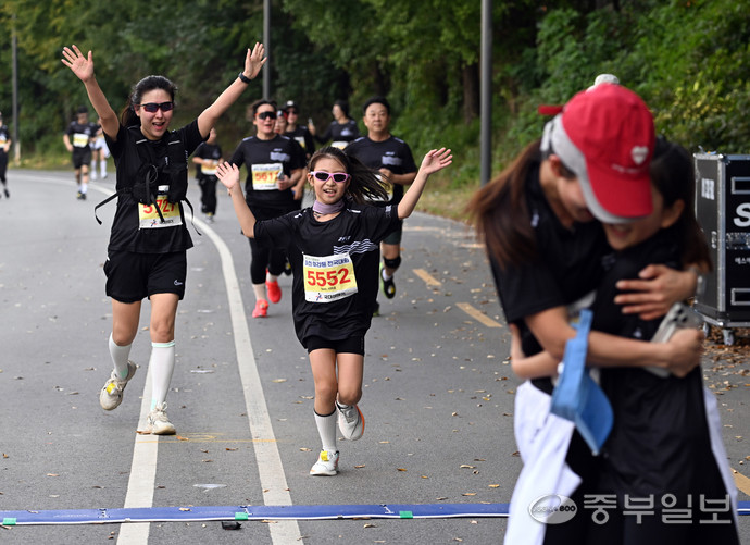 25일 의정부에서 열린 ‘2025 의정부시 하천 마라톤 전국대회’에 참여한 모녀가 결승선을 통과하고 있다. 사진=임채운 기자