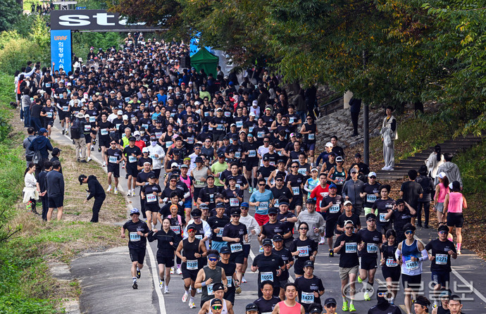 25일 의정부에서 열린 ‘2025 의정부시 하천 마라톤 전국대회’에서 참가자들이 하천변을 달리고 있다. 사진=임채운 기자