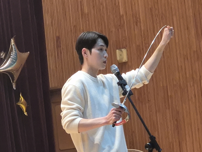 지난 23일 부천 심원초서 열린 학교체육진흥원 찾아가는 스포츠교실서 펜싱 김준호가 특강을 진행하고 있다. 사진=학교체육진흥원