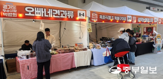 경기도와 시흥시가 주최하고, 경기도상인연합회·시흥시상인연합회가 지난 24일 시흥시 거북섬 보니타가 광장에서 개최한 ‘2025 경기도 우수시장 박람회’에서 도민들이 지역 전통시장 우수상품을 구매하고 있다. 신연경기자