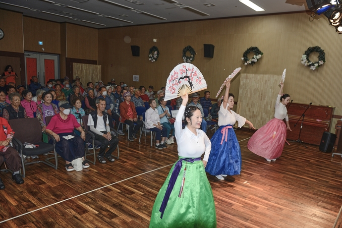 주택관리공단 일산희돌4단지 주거행복지원센터가 최근 KBS 연예인봉사단을 초청해 흥겨운 부채춤 공연 행사를 진행하고 있다. 사진=주택관리공단