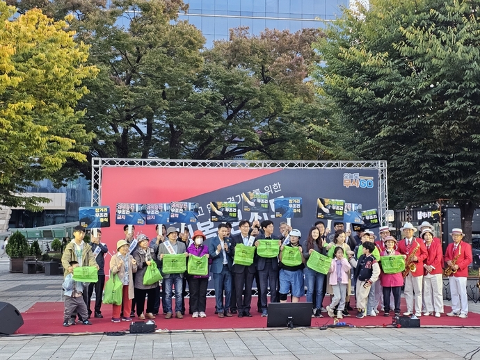 시민 참여형 교통안전 캠페인이 야탑역 광장에서 진행되고 있다. 사진=한국교통안전공단