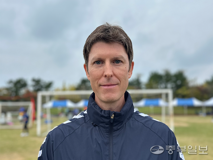 [중부일보배 유소년축구대회] ‘3학년 우승’ 브랜든 케이츠 채드윅국제학교 감독 “서로를 믿는 플레이가 승리의 요인” - 중부일보