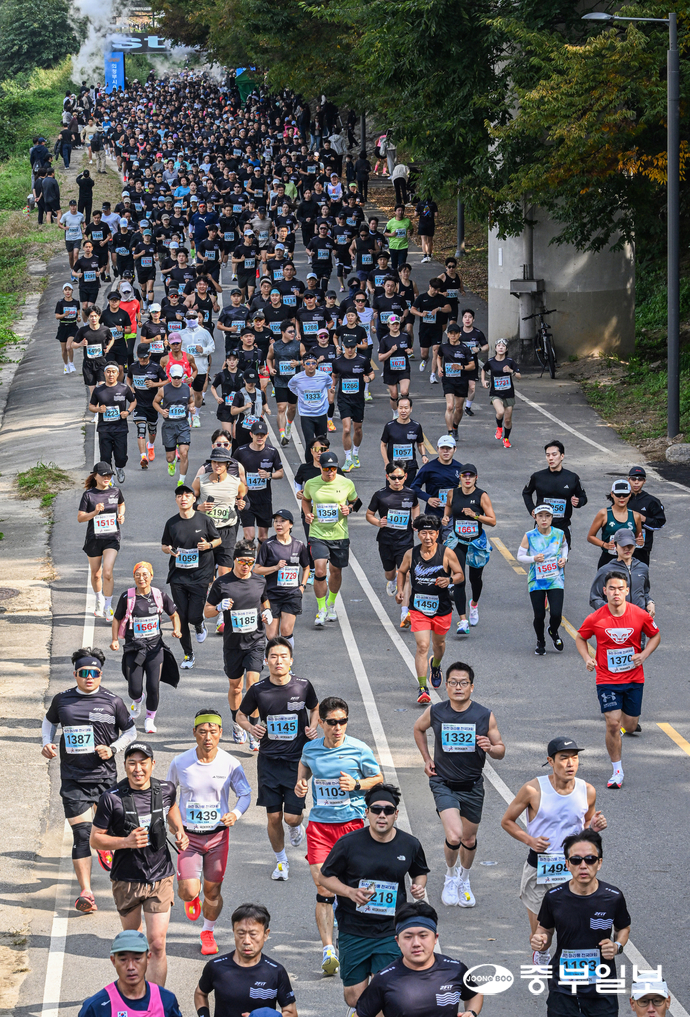 [화보] 중랑천 달리며 가을 만끽…2025 의정부 하천마라톤 성료