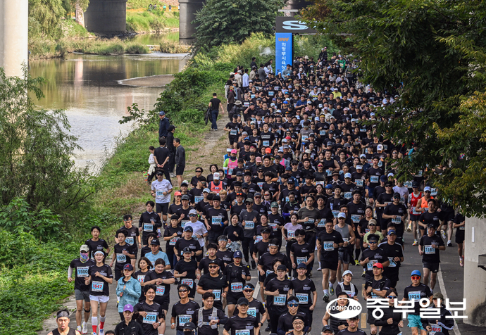 25일 오전 의정부시 중랑천 및 부용천 일대에서 열린 ‘2025 의정부시 하천 마라톤 전국대회’에 참가한 시민들이 마라톤 코스를 달리고 있다. 임채운기자
