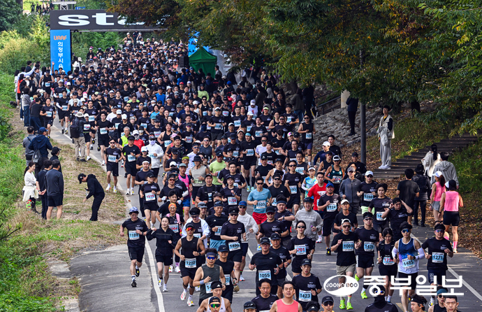 25일 오전 의정부시 중랑천 및 부용천 일대에서 열린 ‘2025 의정부시 하천 마라톤 전국대회’에 참가한 시민들이 마라톤 코스를 달리고 있다. 임채운기자