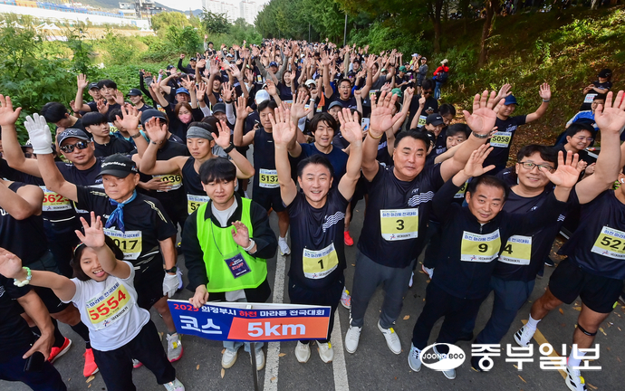 25일 오전 의정부시 중랑천 및 부용천 일대에서 열린 ‘2025 의정부시 하천 마라톤 전국대회’에서 김동근 의정부시장, 김연균 의정부시의회 의장, 송명호 의정부시 체육회장 및 시의원들과 참가자들이 출발에 앞서 기념사진을 촬영하고 있다. 임채운기자