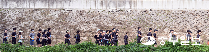 참가자들이 마라톤 코스를 달리고 있다. 임채운기자