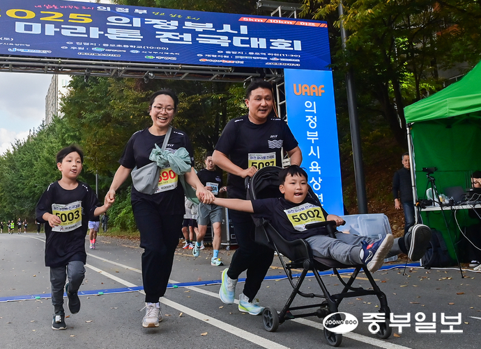 마라톤에 참가한 가족들이 손을 잡고 결승선을 통과하고 있다. 임채운기자