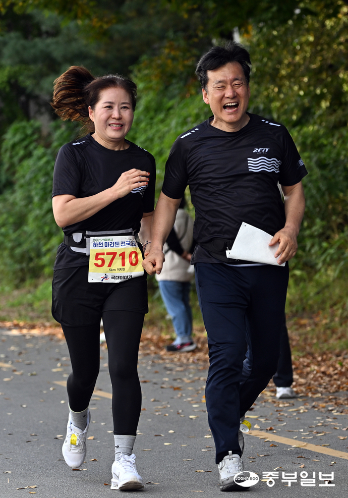 부부 동반 참가자가 손을 잡고 결승선을 통과하고 있다. 임채운기자