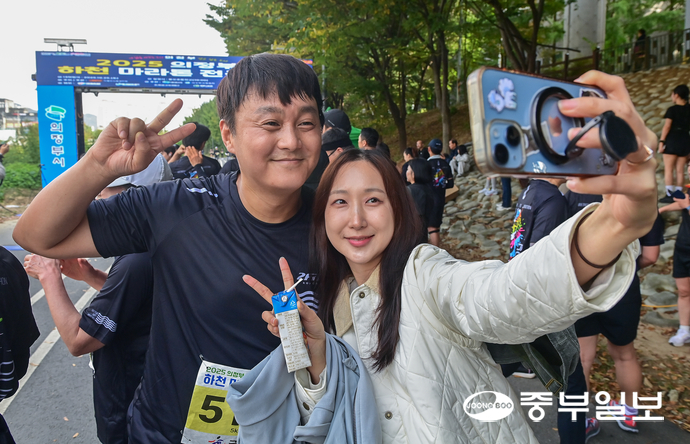 완주를 마친 참가자가 기념사진을 찍고 있다. 임채운기자