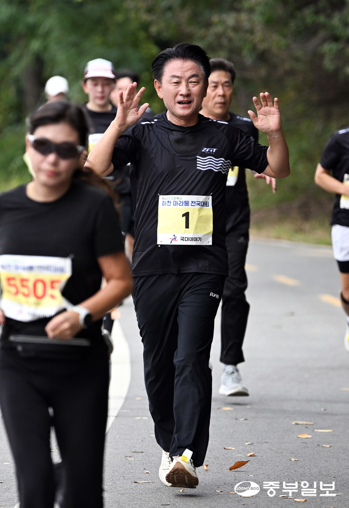 김동근 의정부시장이 결승선을 향해 달려오고 있다. 임채운기자