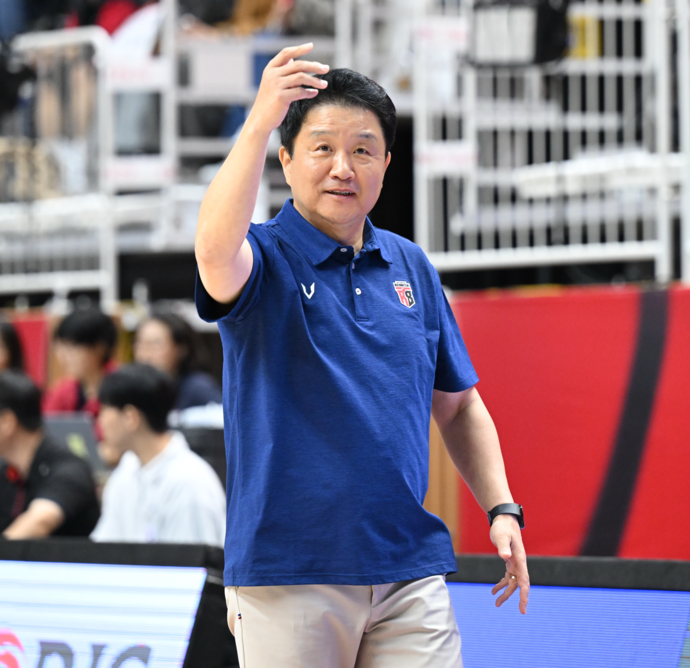 26일 수원 KT소닉붐아레나에서 열린 프로농구 원정경기서 유도훈 정관장 감독이 지시하고 있다. 사진=KBL