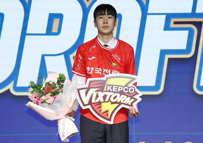 한국전력에 전체 1순위로 지명된 방강호. 연합