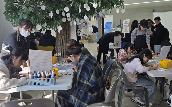 김포 애기봉평화생태공원 전시관에 마련된 공간에서 전통민화 체험을 하고 있는 시민과 방문객들 모습.사진=김포문화재단