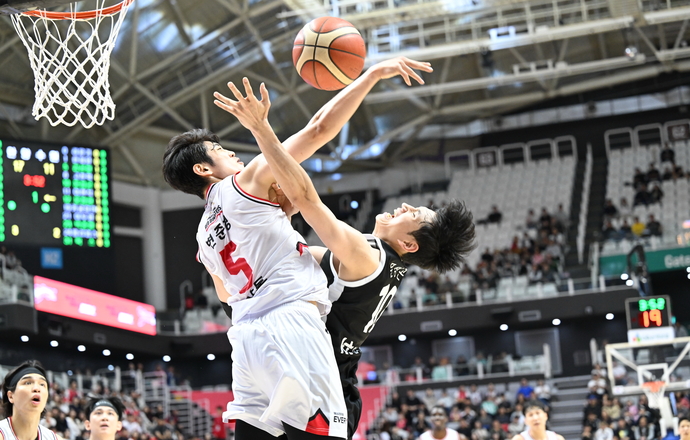 26일 수원 KT아레나서 열린 2025~2026 LG전자 프로농구 정규리그 KT와의 원정 경기서 안양 변준형이 KT 문성곤의 공격을 블로킹하고 있다. 사진=KBL