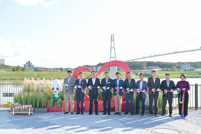 이충우 여주시장(왼쪽 세 번째)과 박두형 여주시의회 의장 등이 남한강 출렁다리 입구 빛의 공원에서 ‘미돌이’와 하트를 모티프로 한 ‘여주 쌀사랑 포토존’ 설치 테이프 커팅식을 갖고 있다. 사진=여주시청