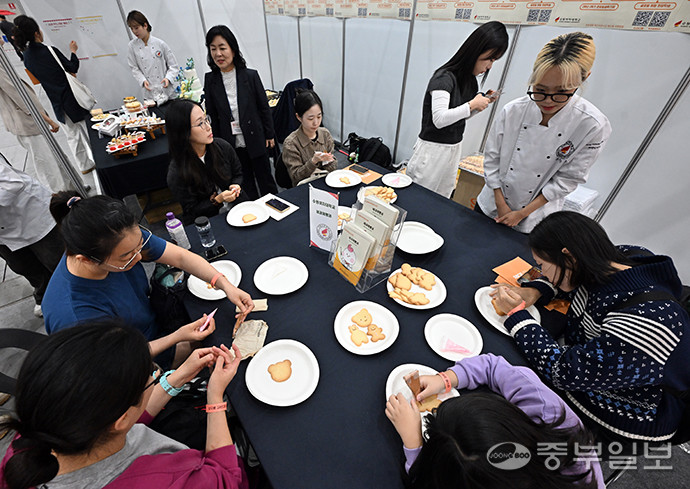 경기도 주최, ㈔도농문화콘텐츠연구회 주관으로 수원컨벤션센터 1·2 전시장에서 개최된 경기미 디저트 페스타에서 관람객들이 쿠키만들기 체험을 하고 있다. 김경민기자