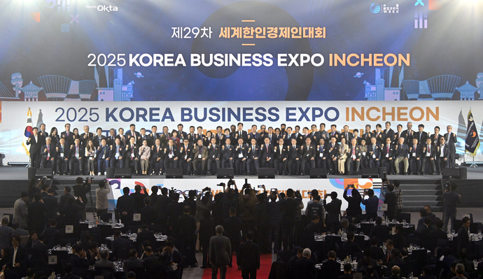 제29차 세계한인경제인대회가 27일 인천시 연수구 송도컨벤시아에서 열려 박종범 세계한인경제무역협회장과 전세계 한인 경제인들이 기념촬영을 하고 있다. 27일부터 30일까지 나흘간 인천 송도컨벤시아에서 열리는 이번 세계한인경제인대회는 74개국 154개 도시로 나간 한인 경제인(한상)과 국내 기업인이 교류하는 행사로 올해는 역대 최대 규모로 월드옥타 회원 1천여 명, 국내 기업인과 정부 관계자 2천여 명, 일반 방문객 등 총 5천명이 참여한다. 정선식기자