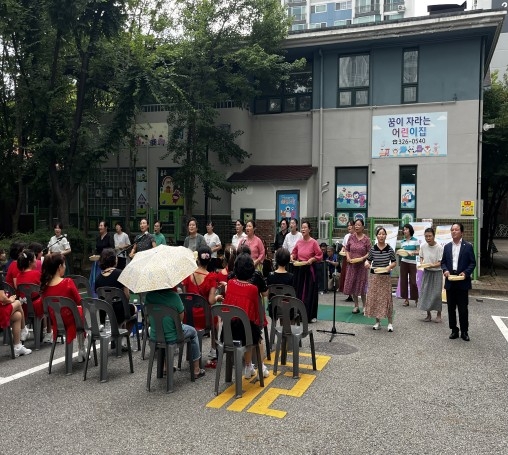 주택관리공단 부천상동3주거행복지원센터가 상2동주민자치회 재능나눔봉사단과의 협업으로 ‘찾아가는 문화예술공연’을 개최하고 있다. 사진=주택관리공단