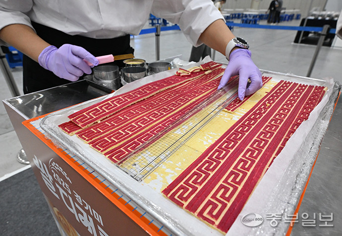 경기도 주최, ㈔도농문화콘텐츠연구회 주관으로 수원컨벤션센터 1·2 전시장에서 개최된 경기미 디저트 페스타에서 참가자들이 경기미 쌀베이킹 콘테스트를 진행하고 있다. 김경민기자